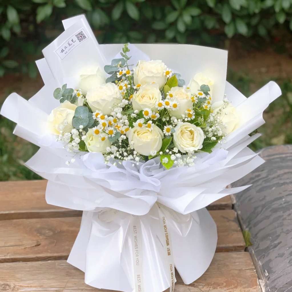 【陷于温柔】11枝白玫瑰花配洋甘菊尤加利生日礼物鲜花店送花上门送女友告白花WRO